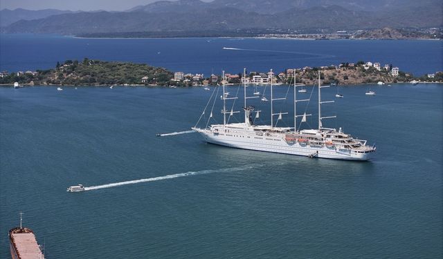 En büyük yelkenli yolcu gemilerinden 'Club Med 2' Fethiye Körfezi'ne demirledi