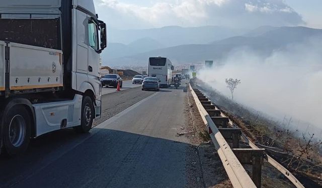 Gaziantep'in Nurdağı ilçesinde otoyol kenarında çıkan örtü yangını söndürüldü