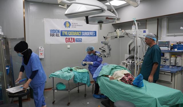 Gazze'de doktorlar "açlıktan" ayakta durmakta zorlansa da hayat kurtarmaya çalışıyor