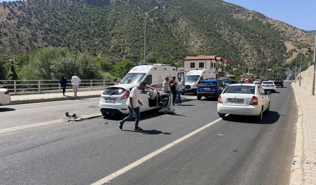 Gümüşhane'de iki otomobilin çarpıştığı kazada sürücüler yaralandı