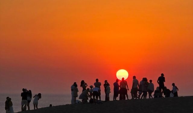 Gün batımında Patara kum tepelerinde ziyaretçi yoğunluğu yaşanıyor