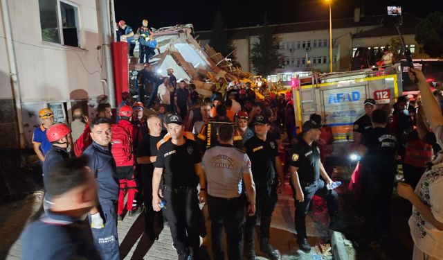 GÜNCELLEME - Balıkesir'deki depremde yıkılan binadan 1 kişi daha kurtarıldı
