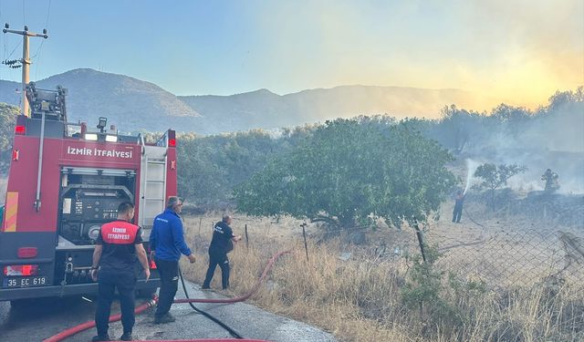 GÜNCELLEME - İzmir Dikili'de sitede çıkarak makilik alana sıçrayan yangına müdahale ediliyor