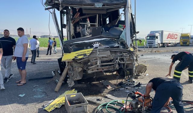 GÜNCELLEME - Mardin'de halk otobüsü ile tırın çarpıştığı kazada 1 kişi öldü, 9 kişi yaralandı