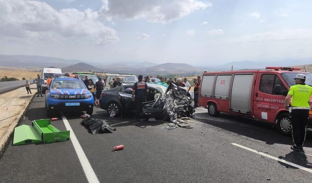 GÜNCELLEME - Tokat'ta 2 otomobilin çarpıştığı kazada 4 kişi öldü, 2 kişi yaralandı