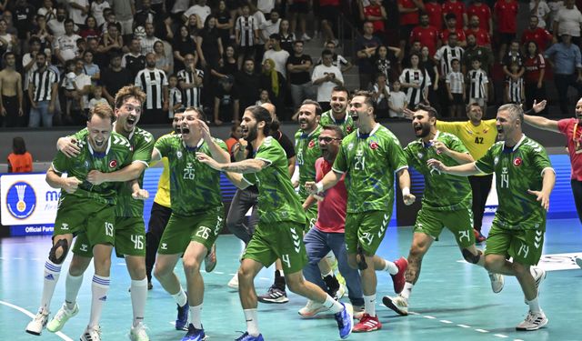 Hentbol Erkekler Süper Kupa'yı kazanan Nilüfer Belediyesi, kupasını aldı