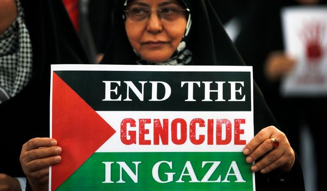 İran'ın başkenti Tahran'da sağlık çalışanları İsrail'in Gazze'deki soykırımını protesto etti