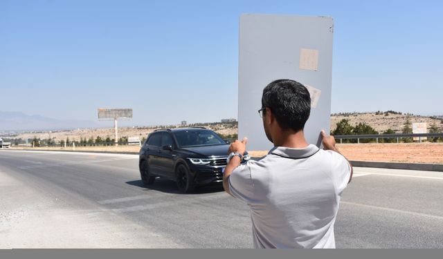 Karaman'da akademisyen "temiz çevre" farkındalığı için yol kenarındaki çöpleri topladı