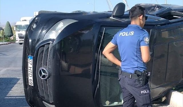 Karaman'da turistleri taşıyan minibüs ile otomobilin çarpıştığı kazada 8 kişi yaralandı