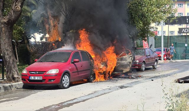 Kocaeli'de 2 otomobil, patlamaya da neden olan yangında kullanılamaz hale geldi
