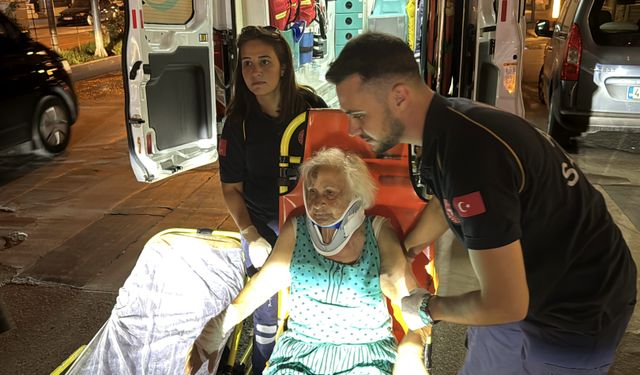 Kütahya'da evinde düşüp yaralanan yaşlı kadını ekipler kurtardı