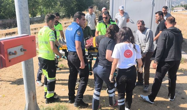 Kütahya'da telefonla konuşurken fark etmediği trenin çarptığı kadın yaralandı