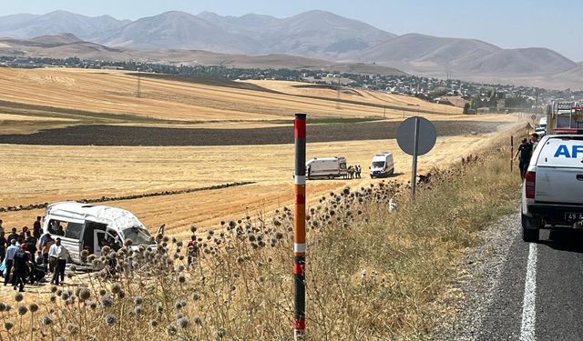 Muş'ta minibüsün şarampole devrilmesi sonucu 10 kişi yaralandı