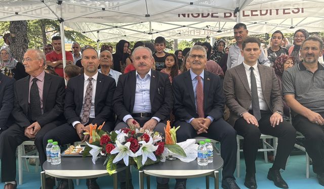 Niğde'de Yaşar Kaplan Kütüphanesi ve Doktor Müzeyyen Toker Kadın Yaşam Merkezi açıldı