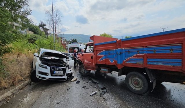 Sakarya'da kamyonet ile SUV tipi aracın çarpıştığı kazada 5 kişi yaralandı