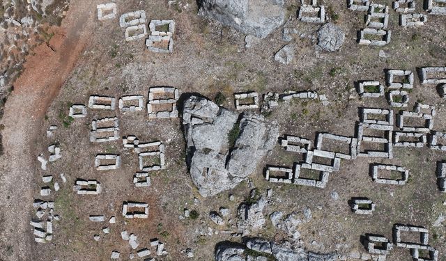 Sillyon Antik Kenti'ndeki kazılarda Roma dönemine ait 4 mezar bulundu
