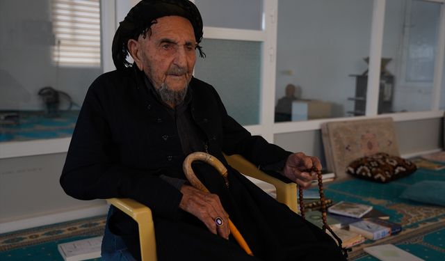 Süleymaniyeli 110 yaşındaki müezzin, ilerleyen yaşına rağmen camiye tutkuyla hizmet etmeye çalışıyor