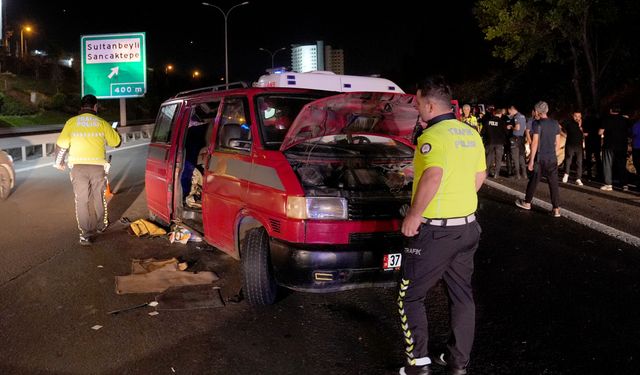 Sultanbeyli'de iki minibüsün çarpıştığı kazada 9 kişi yaralandı