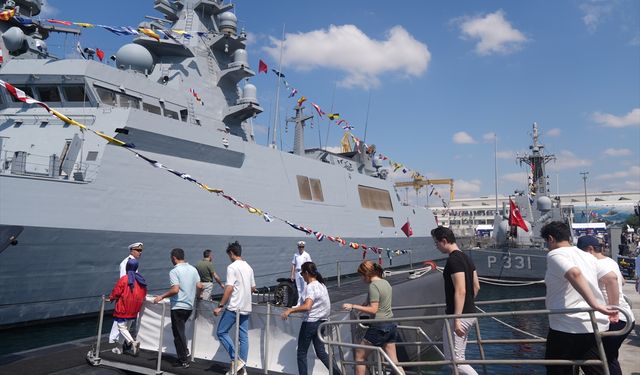 TCG Sakarya ve TCG Hızırreis denizaltılarına ziyaretçilerden yoğun ilgi
