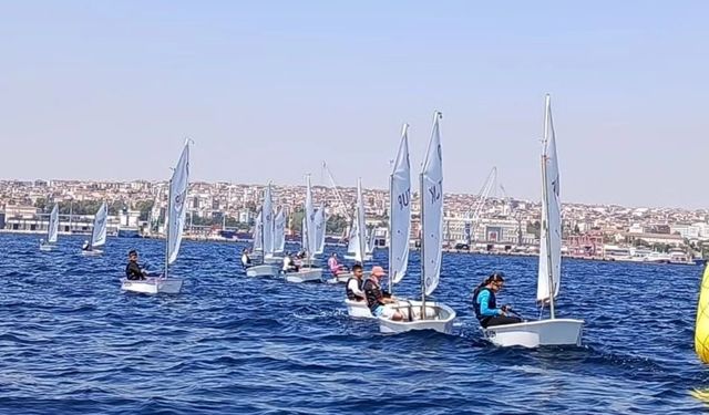 Tekirdağ'da Zafer Kupası yelken yarışları sürüyor