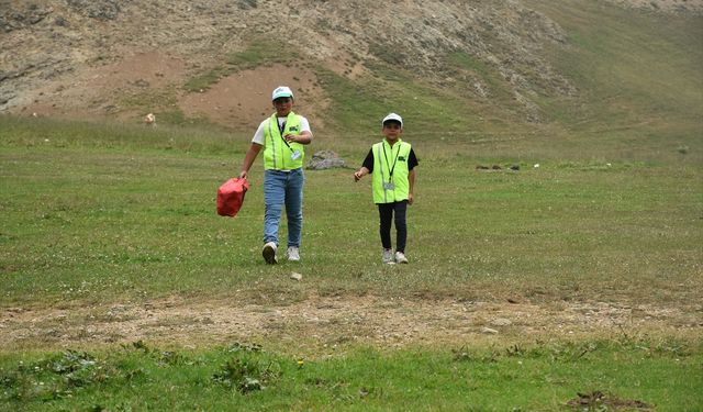 Yaylada çöpleri toplayan iki kardeş 'çevre müfettişi' oldu