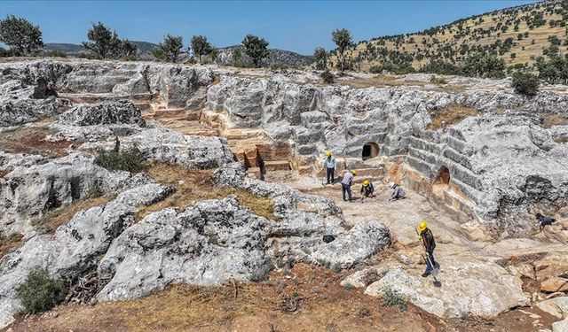 Diyarbakır'da eski taş ocağındaki arkeolojik kazıda 112 mezar bulundu
