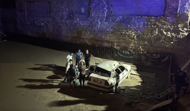 Adıyaman'da inşaat temeline devrilen araçtaki 4 kişi yaralandı