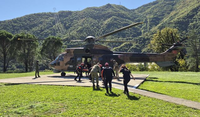 Artvin'de sel ve heyelan nedeniyle Camili'de mahsur kalan turistler helikopterlerle tahliye edildi