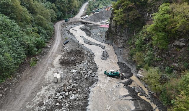 Artvin'de şiddetli yağışlar sonucu kapanan Borçka-Camili kara yolu ulaşıma açıldı