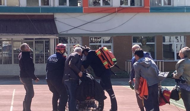 Artvin'de ulaşım sağlanamayan köydeki hasta helikopterle Rize'ye gönderildi