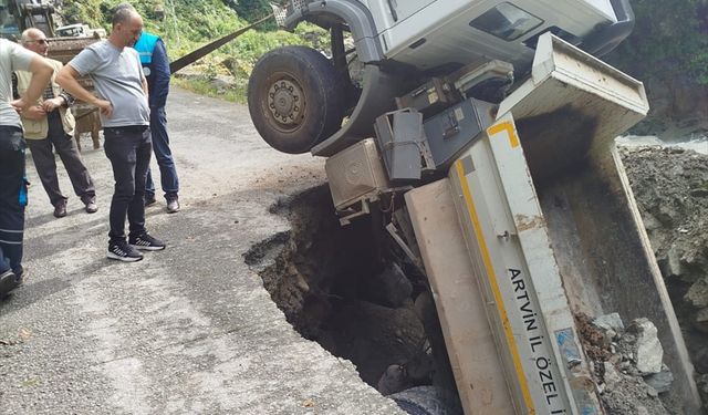 Artvin'de yolun çökmesi sonucu oluşan çukura düşen kamyonun sürücüsü yaralandı