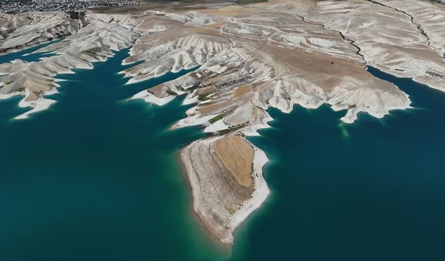 Atatürk Barajı'nda kuraklık nedeniyle su seviyesinin düşmesi sonucu adacıklar gün yüzüne çıktı