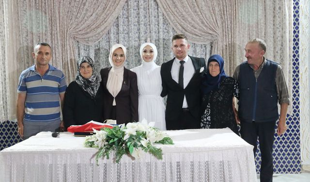 Bakan Göktaş, Aile ve Gençlik Fonu desteğiyle evlenen çiftin nikah törenine katıldı