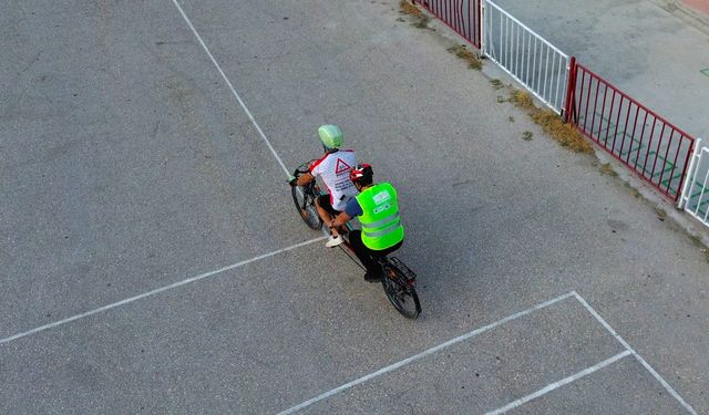 Bilecik'te görme engelliler kılavuz sürücü eşliğinde pedal çevirdi