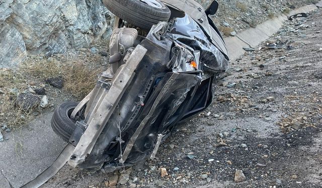 Bingöl'de devrilen otomobildeki 3 kişi yaralandı