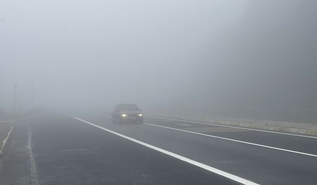 Bolu Dağı'nda etkili olan sis D-100 kara yolunda görüş mesafesini düşürdü