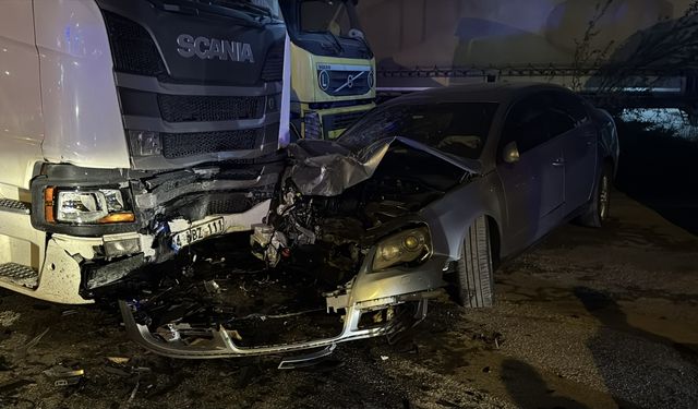 Bolu'da park halindeki 3 araca çarpan otomobildeki 4 kişi ağır yaralandı