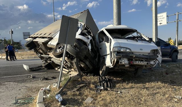 Çorum'da kamyonetle minibüsün çarpışması sonucu 5 kişi yaralandı