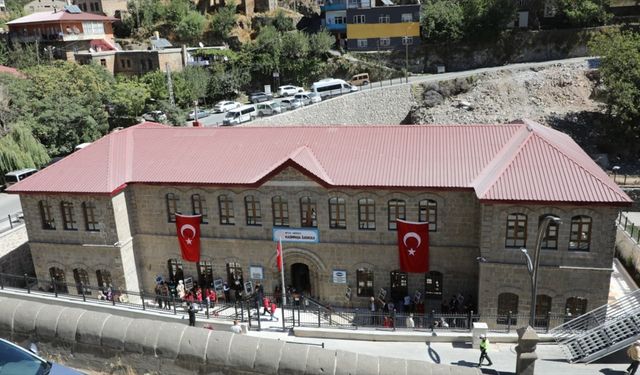 Cumhuriyet'in izlerini taşıyan Bitlis'in 'İlk Mektep'i restore edildi