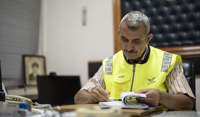 Dedesi ve babasının da çalıştığı kurumda 45 yıldır trenlerin güvenliği için mesai yapıyor