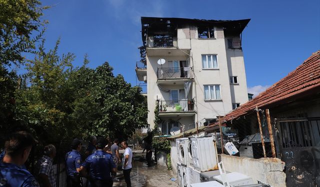 Denizli'de ev yangınında çocuklarını kurtarmaya çalışan anne yaralandı