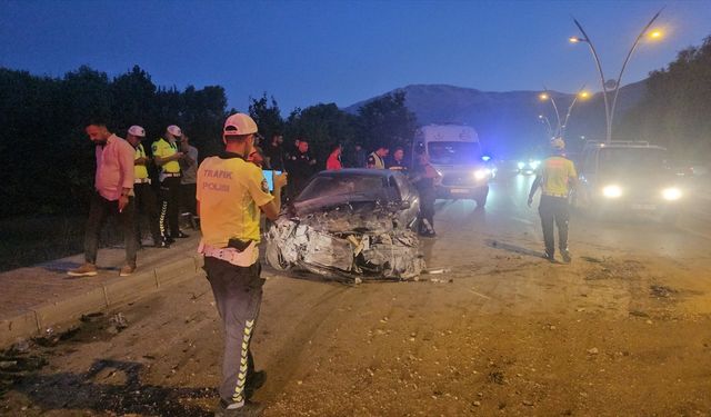 Erzincan'da otomobilin kamyonetle çarpışması sonucu 3 kişi yaralandı
