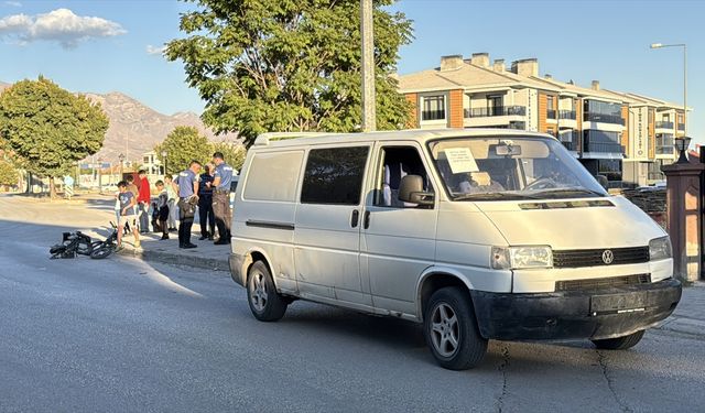 Erzincan'da panelvanın çarptığı elektrikli bisikletteki çocuk ağır yaralandı