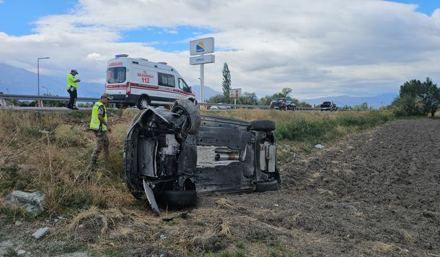 Erzincan'da takla atan otomobilde sıkışanları sağlık ve polis ekipleri kurtardı