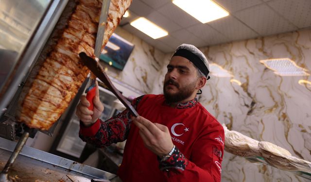 Esed rejimi devrildikten sonra ülkesine dönen Yusuf Şeyh Dibo Türk dönerini Suriyelilerle tanıştırdı