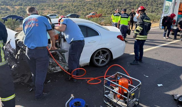 Gaziantep'te otomobil ile tırın çarpıştığı kazada 1 kişi öldü, 2 kişi yaralandı