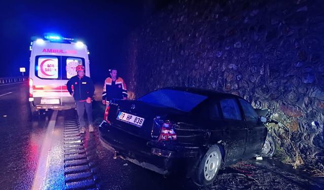 Gümüşhane'de istinat duvarına çarpan otomobildeki 3 kişi yaralandı