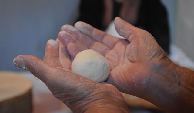 Gümüşhane'de kadınların kışlık yiyecek mesaisi başladı