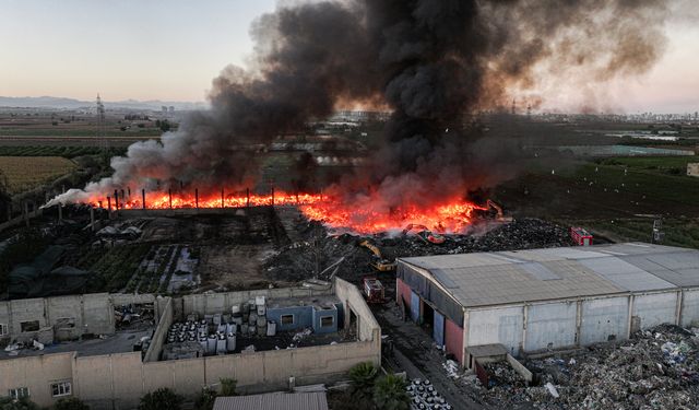 GÜNCELLEME 2 - Adana'da geri dönüşüm fabrikasının bahçesinde çıkan yangın kontrol altında