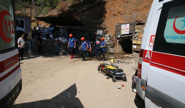 GÜNCELLEME - Denizli'de madendeki göçükte mahsur kalan 2 işçiye ulaşılması için çalışmalar sürüyor
